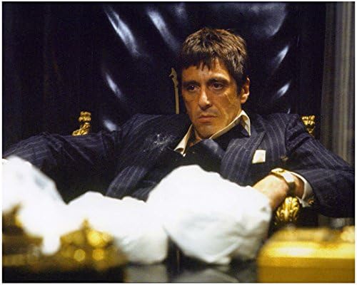 A sebhelyes Al Pacino, mint Tony Montana Leült az Asztal Szék, 8 x 10 Inch-Fotó