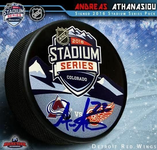 ANDREAS ATHANASIOU Aláírt NHL-Stadion Sorozat Logója Puck - Detroit Red Wings - Dedikált NHL Korong